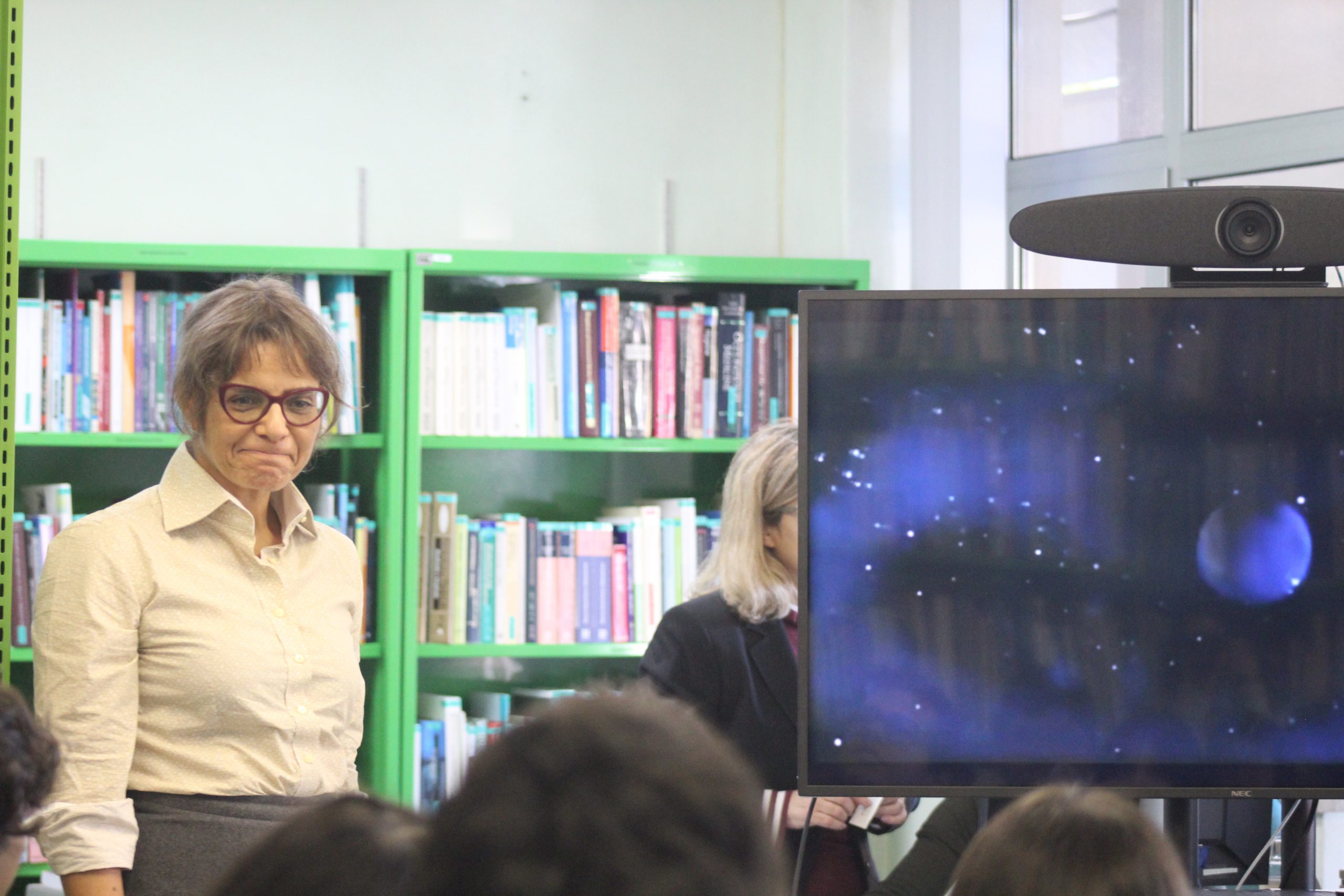 Claudia Pernencar presenting herself to students